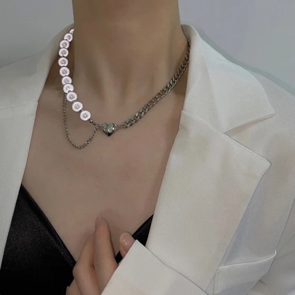 Luminous Pearl Heart Choker - Picture 4 of 5